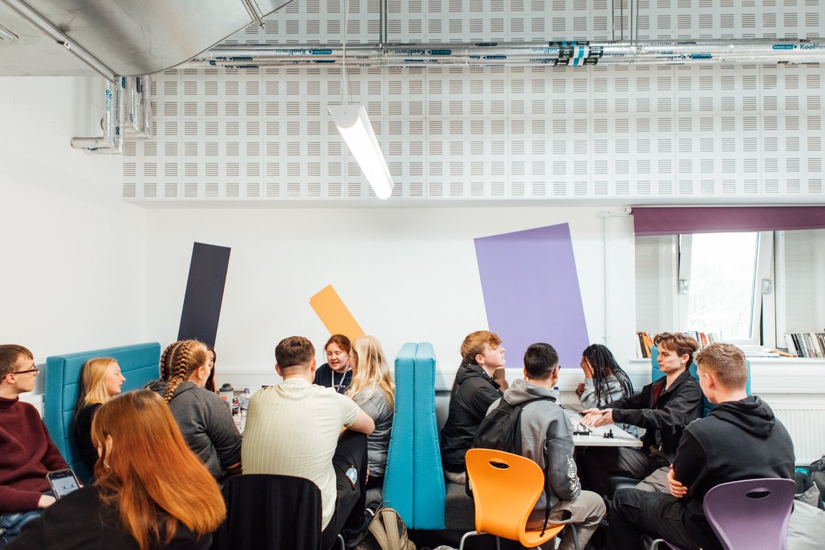 Sheff6thForm's tweet image. Our students get to work with a range of organisations through placements, visits or workshops.

Some of our industry links include:
- Sheffield Teaching Hospitals
- Netflix
- Virgin Money
- Royal Shakespeare Company
- Crown Prosecution Services

Apply now sixthform.sheffcol.ac.uk