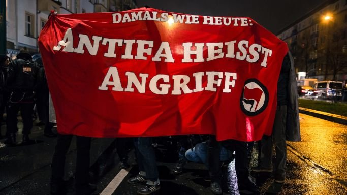 StrobelErich's tweet photo. Dieses Gedicht liebe ich einfach.🤣 Es führt so herrlich die sogenannten #Revoluzzer und #Klassenkämpfer ad absurdum, welche ernsthaft glauben, eine #Revolution wäre der Weg in einen "Antikapitalistischen Arbeiterstaat." Naive Schnarchnasen = #AntiFa.🤣😎
https://t.co/69gaFOmdu7 https://t.co/ozeMLFtHGb