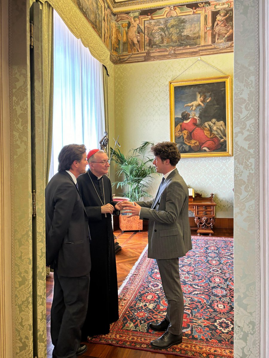 GregorioFerroni's tweet photo. Ieri presso la segreteria di Stato della Santa Sede. Un grande onore essere stato ricevuto insieme ad una piccola delegazione Luiss da S. Em. il Cardinale Parolin
#1maggio2024 https://t.co/dcBb5nnlZ3