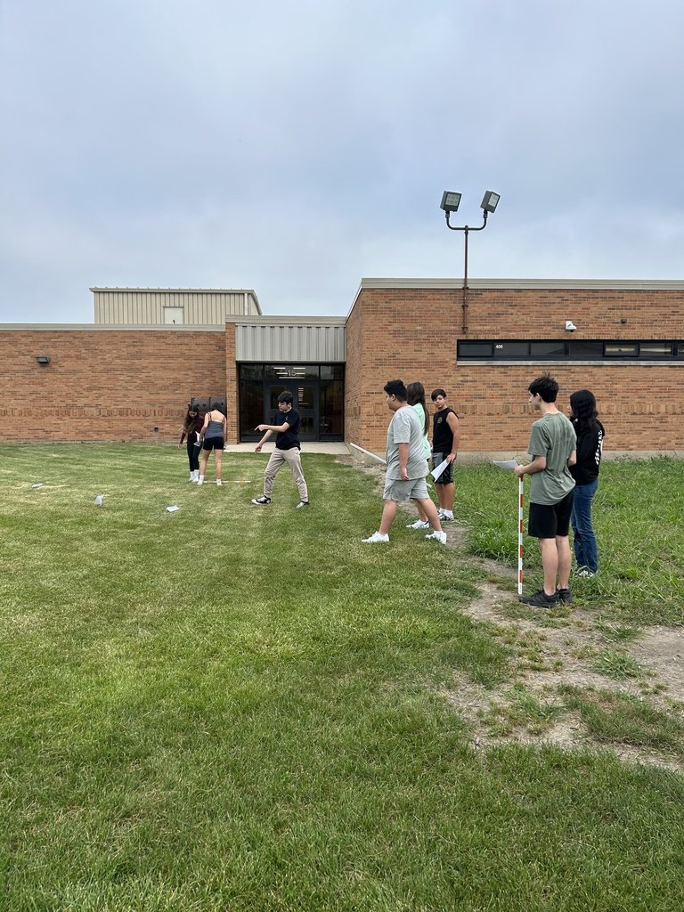 ExperienceOFHS's tweet photo. Mr. Czar's Physics classes learned about the fundamentals of flight today. It was a great day to get outdoors and fly their paper airplanes! #TheBengalWay #Physicsrocks https://t.co/bPsQ2ny7gu