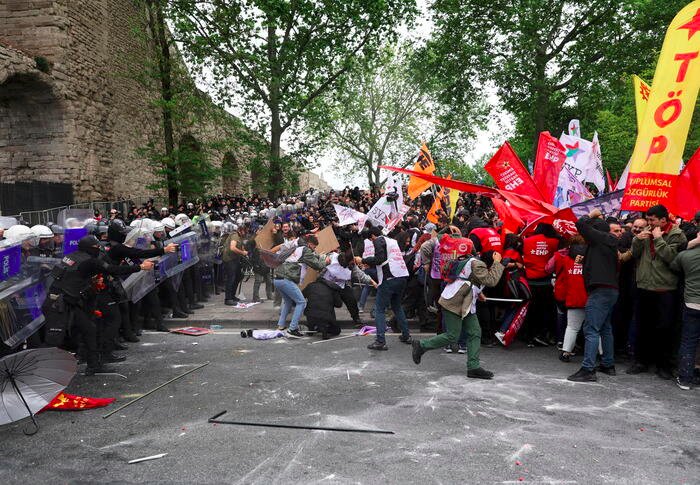 A #Istanbul le manifestazioni dei sindacati in occasione della Giornata del Lavoro e della Solidarietà sono sfociate in scontri con la polizia anche x l'ennesima chiusura della piazza di Taksim (dura dal 2013), definita illegittima pochi mesi fa dall'alta Corte costituzionale.