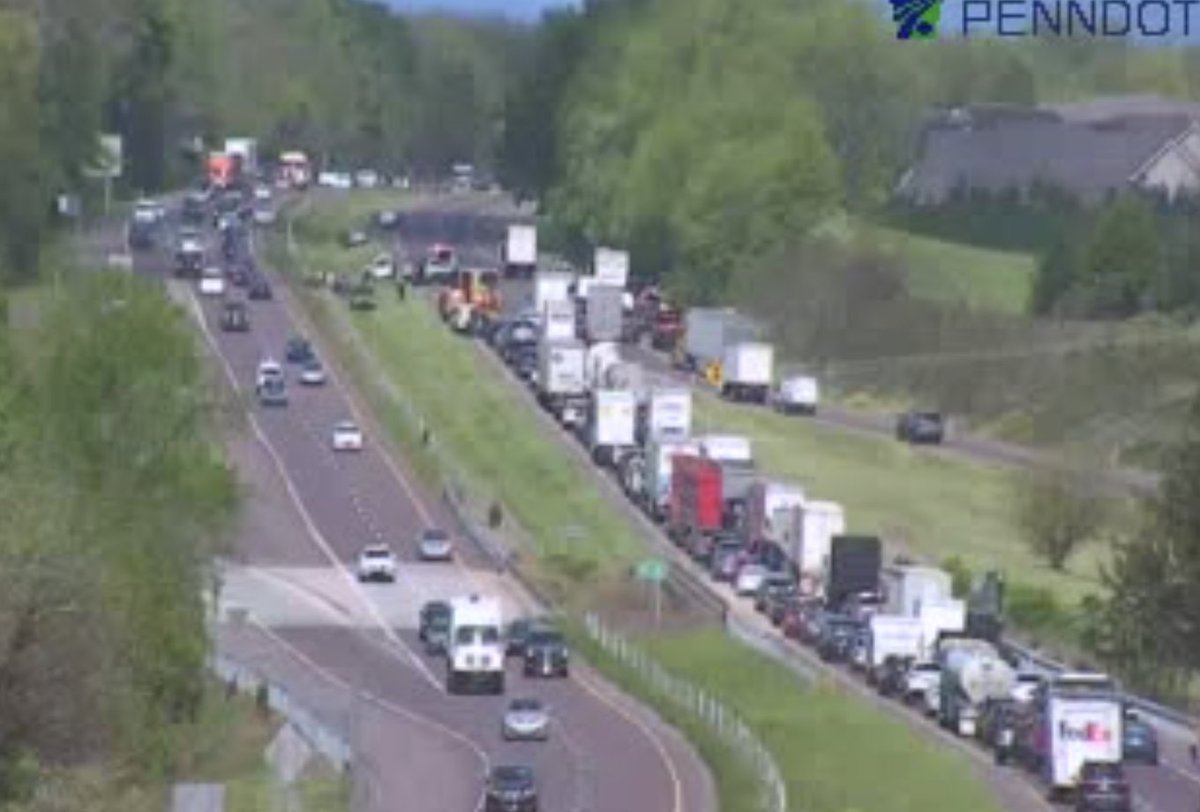 422 WB at Collegeville/29 ALL LANES ARE BLOCKED with a multi-vehicle crash involving at least 6 vehicles @StevieLReese @511PAPhilly @KYWNewsradio