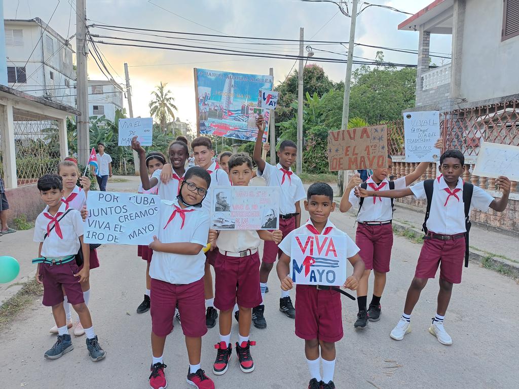 🎉😃👩‍🏫| Alumnos de la escuela Manuel Alcolea, en la #IslaDeLaJuventud, con la ayuda de sus maestros, prepararon estos carteles que muestran con orgullo.

#SentirPinero 🇨🇺 #PorCubaJuntosCreamos

Los rostros más hermosos que verás hoy ☺️❤️💯👇