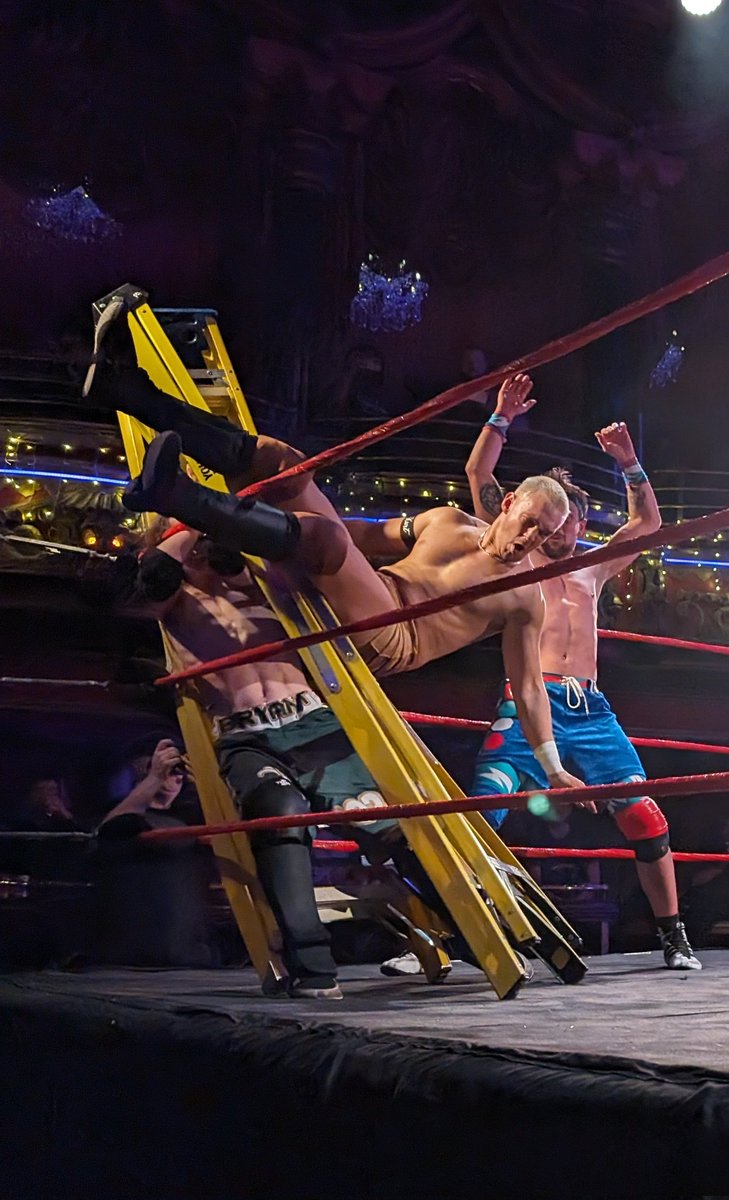 📸 #ConnorMills squashes @ElNino_Wrestler between two ladders as @ChuckMambo looks shocked