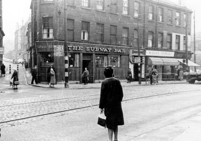 'The Subway Bar' pub next to Cowcaddens Underground entrance at the corner of Cowcaddens St and Cambridge La, 1963 Archive Ref: D-PL2/1/620)