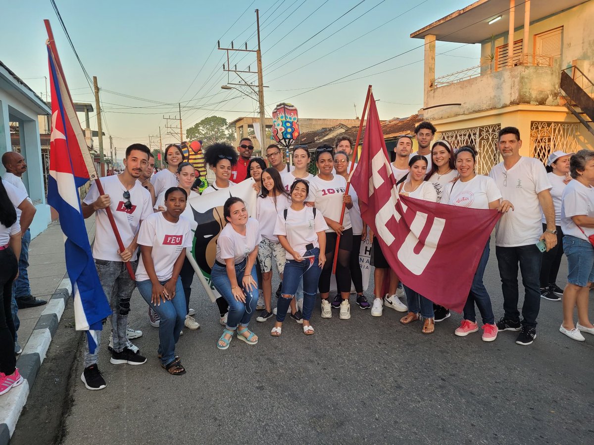 ❤🌱 Activa participación de nuestros estudiantes #FEU_UNAH en el Desfile por el 1 de Mayo. ✊🏼🇨🇺

Orgullosos de formar parte de la fiesta de los Trabajadores en su Día Internacional.

Este #1deMayo todos #PorCubaJuntosCreamos 

#FEU_UNAH #AquíEstoyYo #SomosFEU #SomosUnahCuba