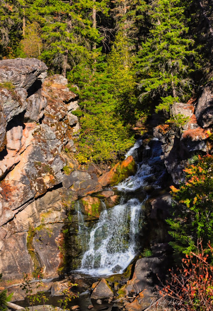 Have a great rest of y'alls week... 🤠😎

#WaterfallWednesday... 🥰🥰

This is a popular photo op for many weddings, flat rock top left is where folks pose... ✌️⛰️👊

#Canon #Canon90D #BlessedAndGrateful #PNW #Mountainlife #TeamCanon