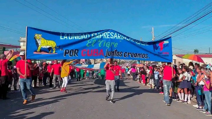 Este #1roDeMayo en #ConsolcaióndelSur, la avenida 51 fue escenario de un desfile compacto y multicolor. Una muestra de civismo y unidad por #Cuba