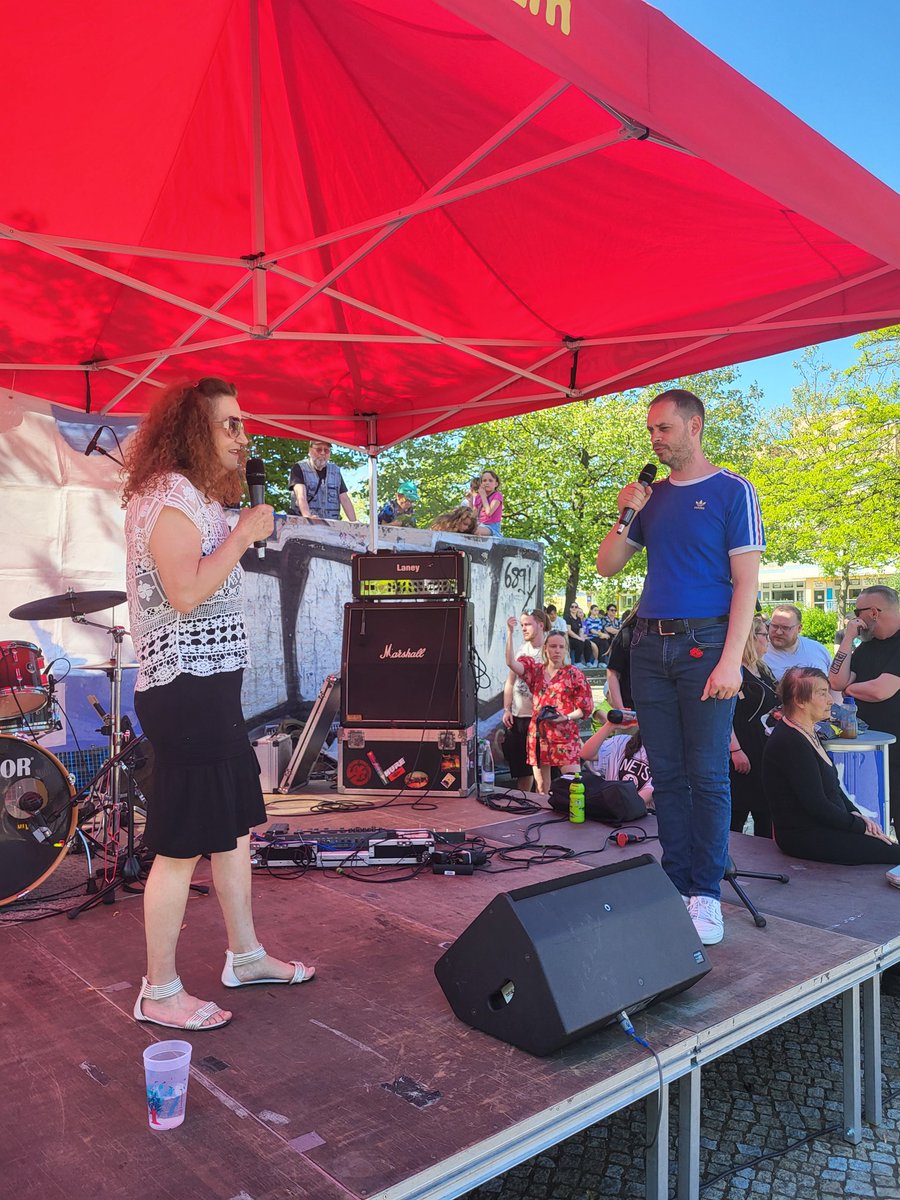 Volle Hütte auf dem Barnimplatz. Unser traditioneller #1Mai auf dem Barnimplatz ist ein Fest für Klein & Groß. @BjoernTie führt durchs Programm, viele Vereine aus dem Stadtteil bereichern (nicht nur) unser Fest, sondern auch unseren Marzahner Norden. Vielen Dank dafür! #MaHe