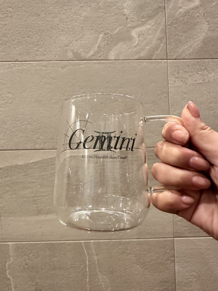 Billboard Live 2024 -Gemini- のグッズが出来てきたよ！ まずは大容量マグカップ！！！！！ なんと耐熱&電子レンジOK✨ 冷たい飲み物も温かい飲み物も450ml入ります❤️ 一年通して使えるので是非沢山使ってくれたら嬉しいな！ 二つのロゴが透けると重なるおしゃれデザイン。 こだわって作りました♊️
