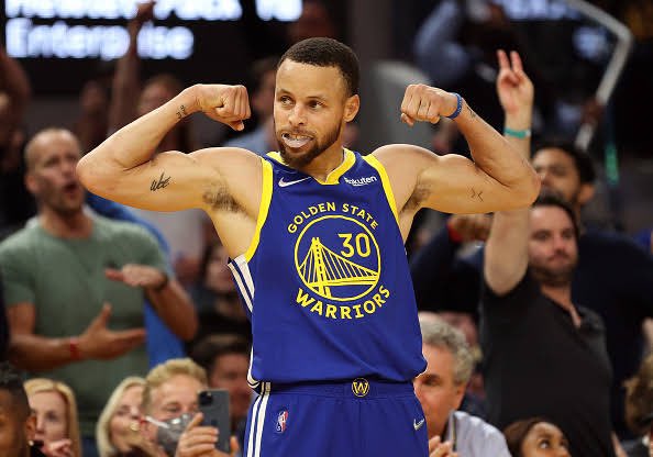 Since 2014-15: Stephen Curry’s outscored an ENTIRE TEAM in a single quarter/overtime 18 times in the regular season. MOST among all players. Stephen Curry’s outscored an ENTIRE TEAM in a single quarter/overtime 4 times in the Playoffs. MOST among all players.