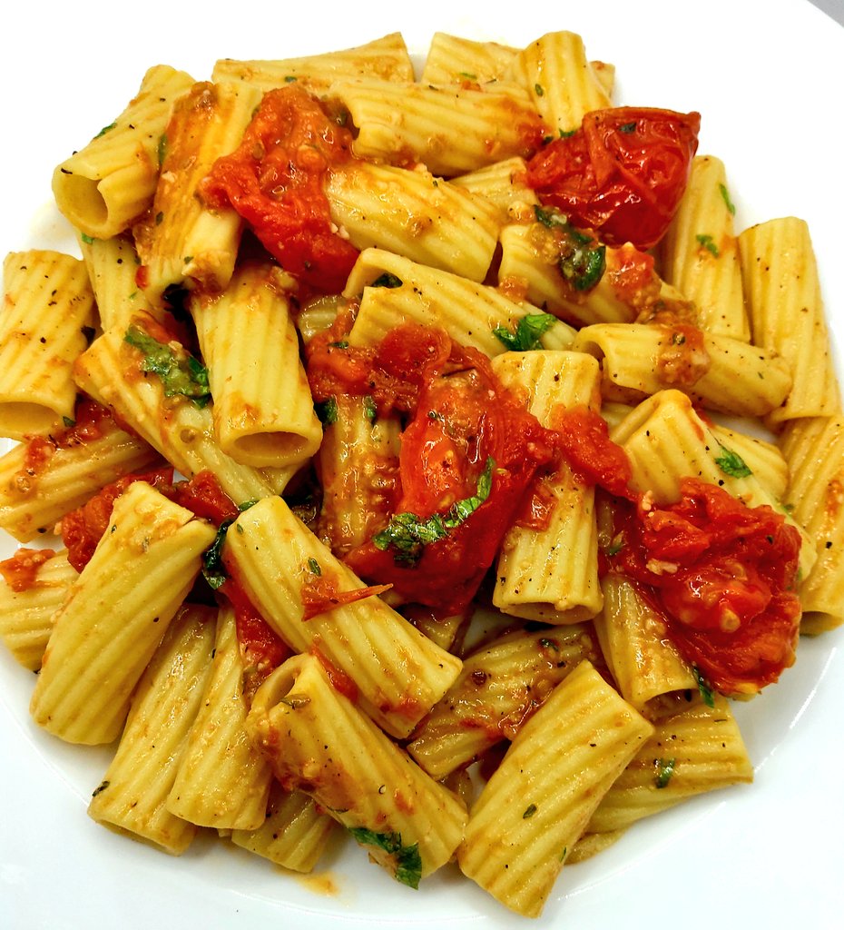 Sometimes, that's all you need! Just a simple but delicious pasta cooked in a light garlic and fresh chopped tomatoes oil.
Of course, a touch of basil and parsley at the end gives it a nice kick.
#Vegan #vegetarian #deliciousfood