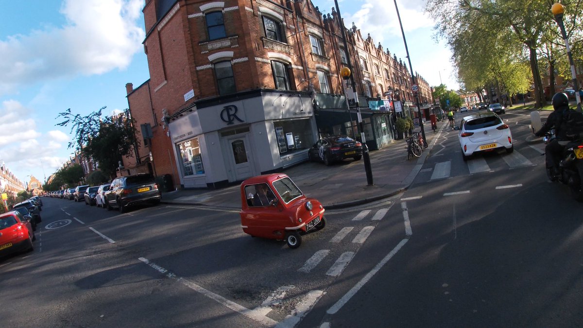 Interesting variation in cars seen in Fulham on my cycle home yesterday