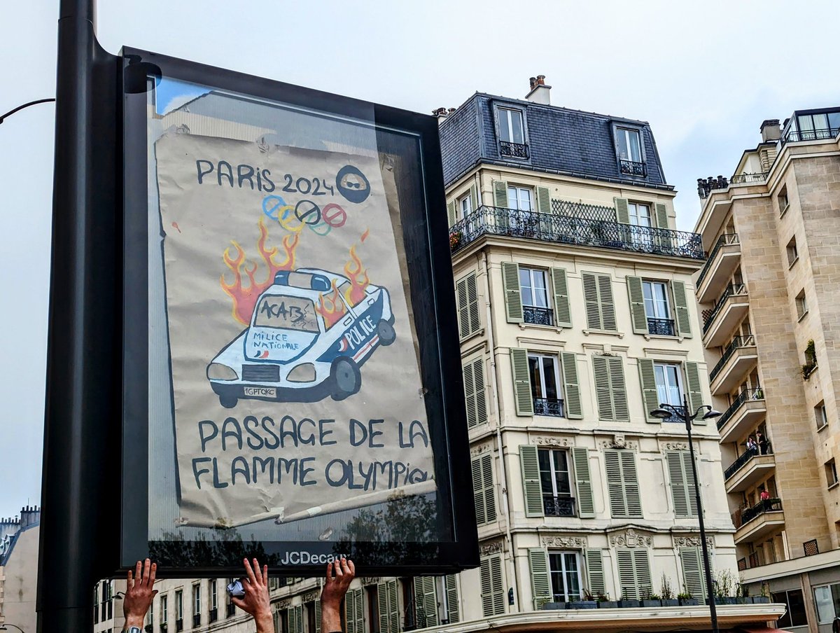 🔴À #Paris le #1erMai est bel et bien anti-olympique🔥✊

En plus des anneaux brûlés en début de manifestation des graffitis et affiches apparaissaient pour dire non aux saccages des #JeuxOlympiques de #Paris2024

📸@CerveauxNon 

#Manif1erMai #Greve1erMai
#JOduZbeul #JOParis2024