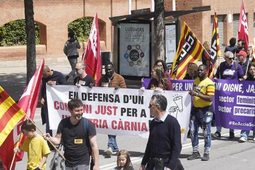 Les @JovesCCOO de @ccoogirona organitzades pels carrers de Girona amb una clara aposta per les reivindicacions sectorials i l'emancipació juvenil. Visca l'1 de maig ✊✊