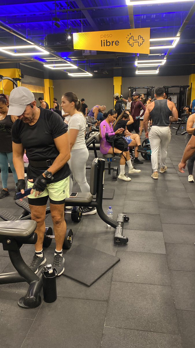 BetoDeCol's tweet photo. La mitad de la ciudad en estos momentos la encuentran en el SmartFit del CC Buenavista.

Es más, si usted tiene un familiar perdido, o alguien que le debe dinero y no aparece venga que aquí lo encuentra. https://t.co/53Lbu1HayC