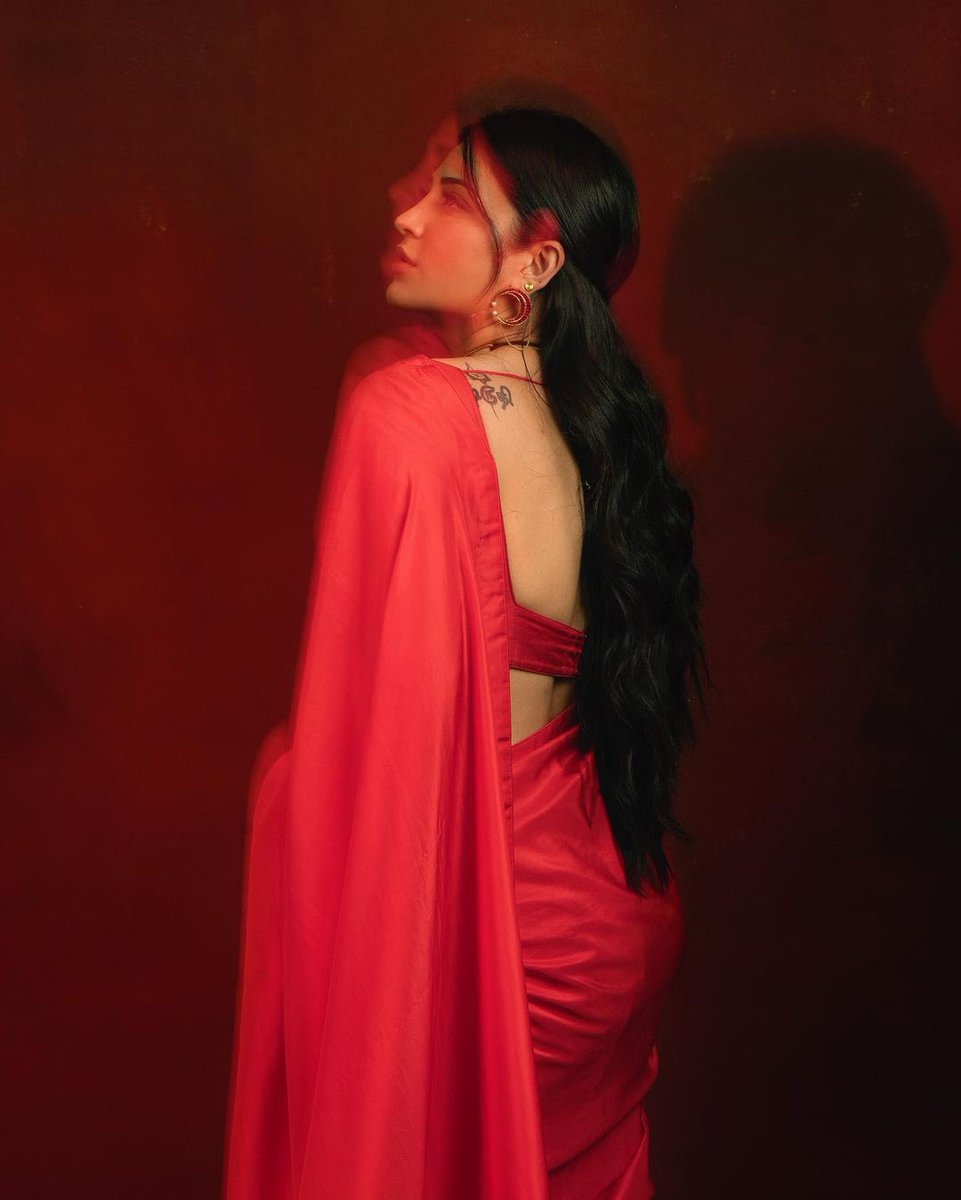 Stunning photos of #ShrutiHaasan in a red saree! ♥️😍 #Shruti