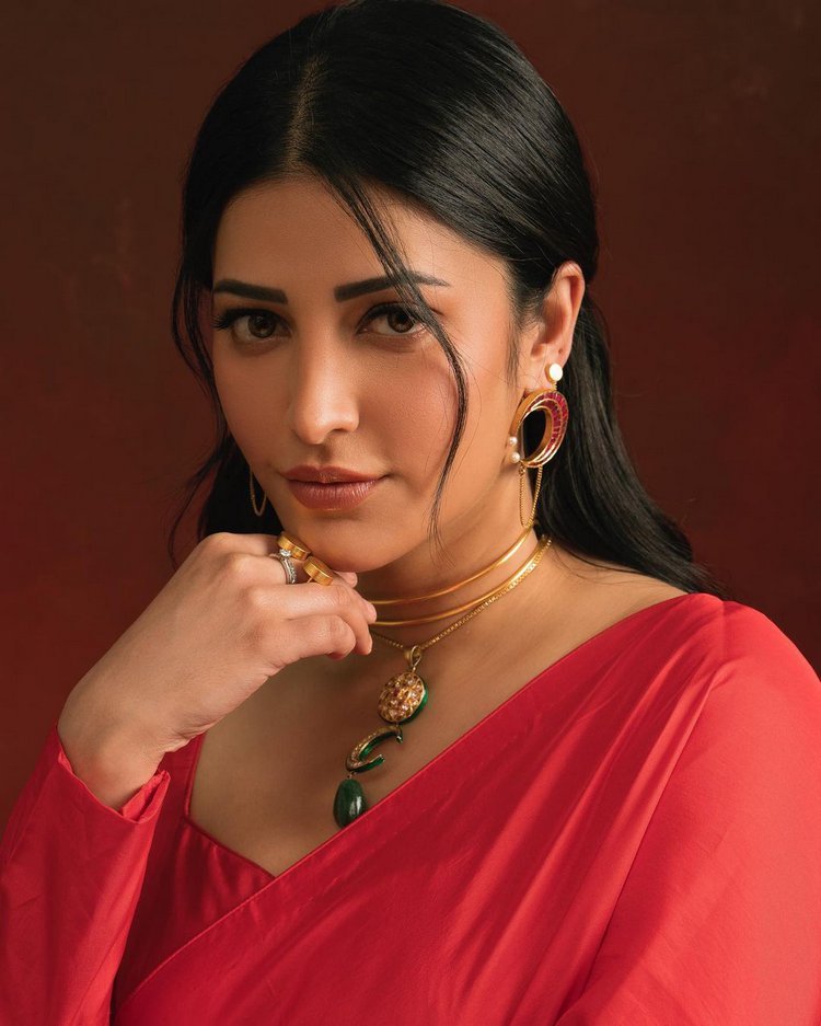 Photos : Stunning #ShrutiHaasan 

gallery.123telugu.com/content/slides…

#123telugu