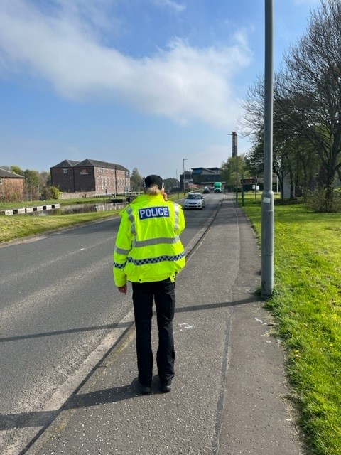 Keeping our streets safe! PC Young from the Falkirk community team conducting a speed check on Glenfuir Road. We're dedicated to ensuring safety in our community and will be conducting regular checks this summer. #SaferStreets #CommunitySafety #FalkirkPolice 👮 🏎️
