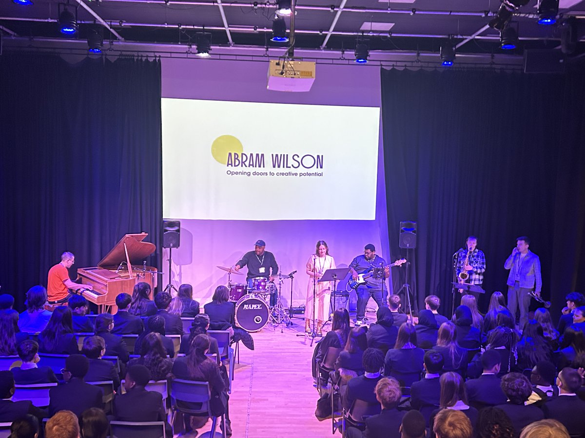We were thrilled to welcome @AbramWilson to the academy today, treating our pupils to a fantastic selection of Jazz tunes for inspiration! We're excited for their upcoming composition workshops next week. 🎷🎶#SucceedTogether