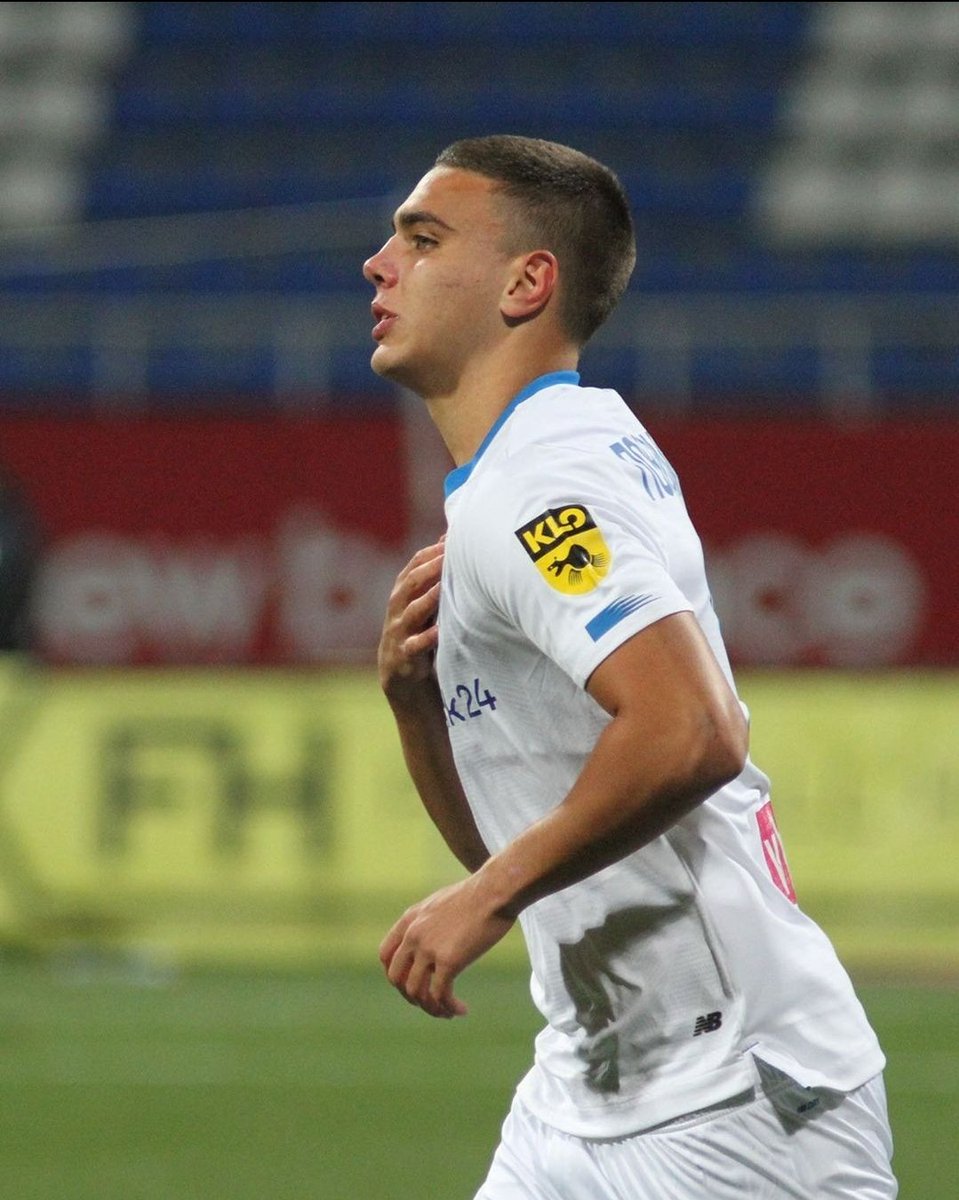 👶 Matviy Ponomarenko (18|🇺🇦) anotó su PRIMER GOL en la goleada del Dynamo Kiev sobre Veres Rivne (3-0).

👉 El delantero anotó su primer gol con la escuadra de Kiev en el profesionalismo.

✅️ Es uno de los prospectos de '9' más ilusionantes. ⚪️🔵🚀