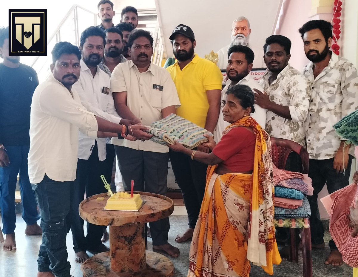 . @TeamTarakTrust Srikakulam Members Started NTR Birthday Month By Distributing Blankets At Old Cv Naga Jyothi OldAge Home .. #TTTForNeedy #TeamTarakTrust