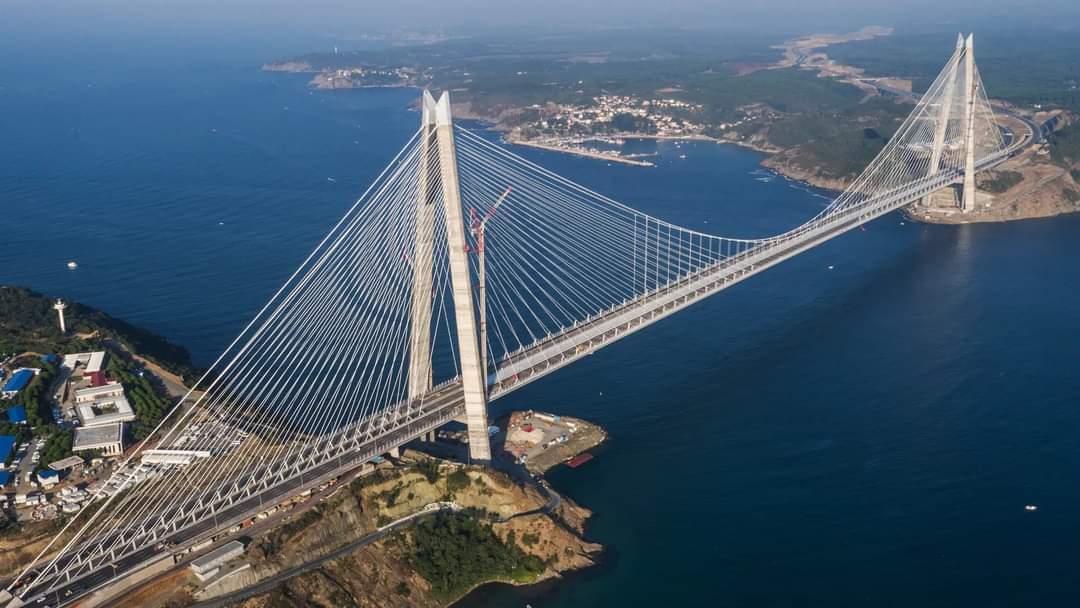 Il bellissimo terzo ponte sospeso sul Bosforo.
Realizzato in meno di tre anni, in una delle zone più sismiche al mondo, dalla stessa società di ingegneria che dovrebbe fare quello dello stretto di Messina.