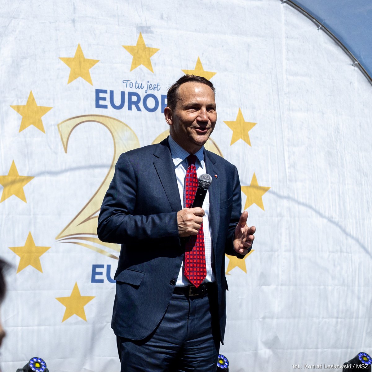 💬 Poland, historically, after #WWII, found itself on the wrong side. EU membership was an institutional breakaway from the Eastern bloc. | FM @sikorskiradek at the meeting with students at @viadrina university