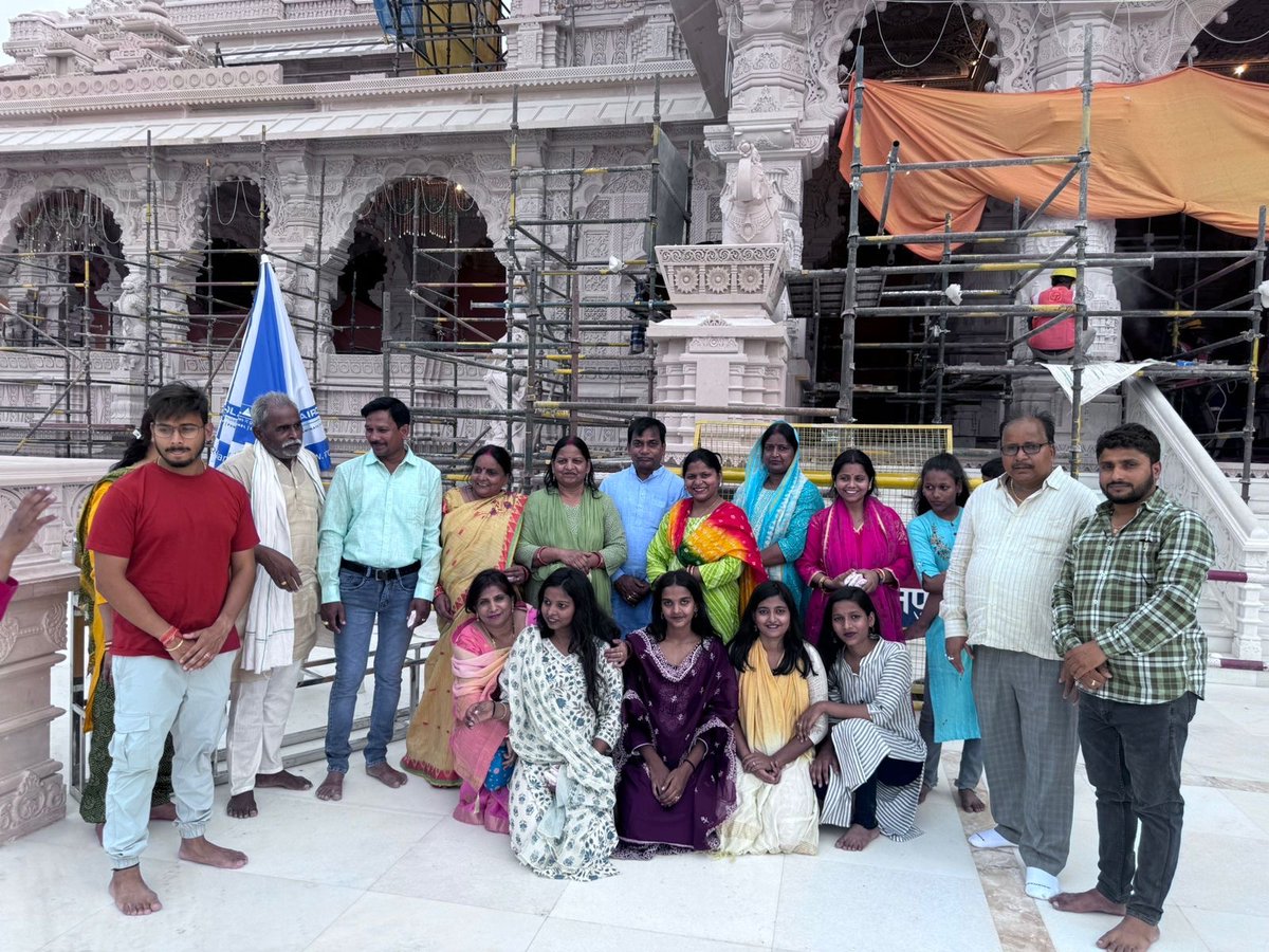 ravindrasinghcg's tweet photo. आज अयोध्या सपरिवार पहुँचकर श्रीराम मंदिर में रामलला जी के दिव्य दर्शन और हनुमान गढ़ी जाने का सौभाग्य प्राप्त हुआ। इस अवसर पर भगवान से प्रार्थना है कि वह सभी देशवासियों को सुख, शांति और समृद्धि व खुशहाल जीवन का आशीर्वाद प्रदान करें।🙏
@PMOIndia @vishnudsai @NitinNabin @ArunSao3 https://t.co/4lJ2di6SNq