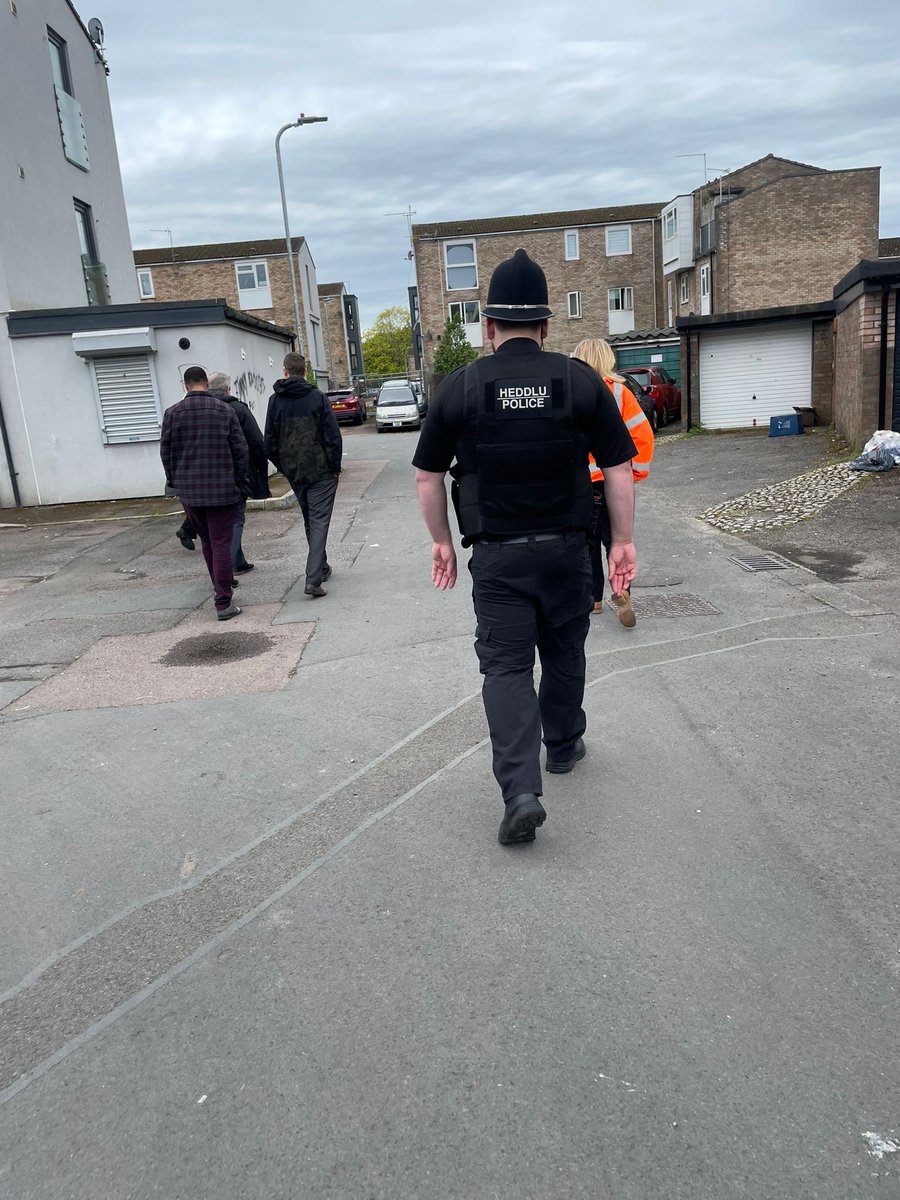 #NewportWestNPT have taken part in a multi-agency walk around #Pill today with local councillours, @NewportCouncil and HSE

#PS1810 #PC2209 #ProtectandReassure #CommunityPolicing