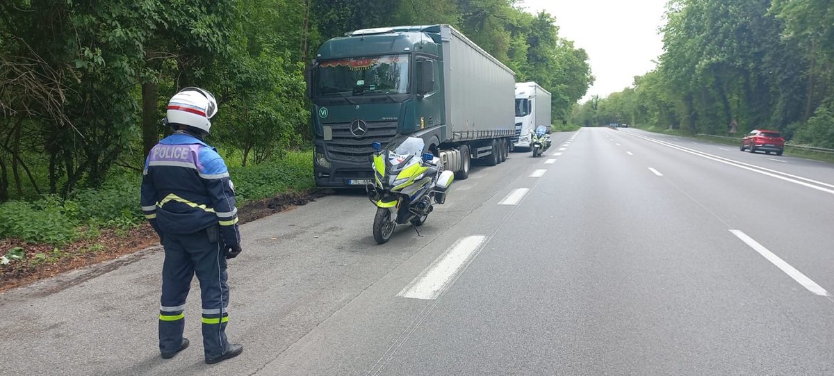 #SécuritéRoutiere 
Nos motards veillent sur les routes, notamment par le controle des 🚚 qui ne respectent pas l'⛔️ de circuler en ce 1er mai:
5️⃣ 🚚 immobilisés à @VilledeFbleau .