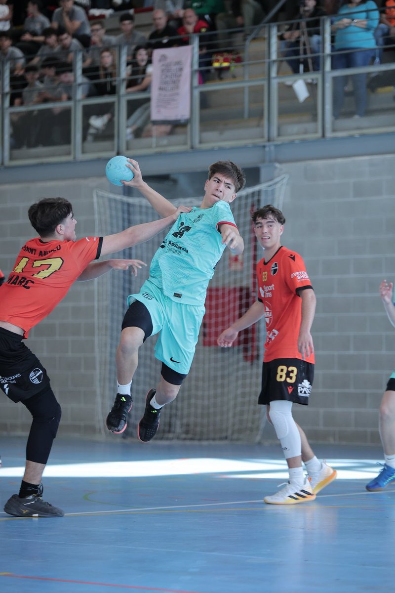 💥 @CHSantAndreu A i @hcsantboi estaran a les semifinals de la Lliga Catalana Cadet Masculina! 🤾‍♂Han guanyat 38 a 37 i 25 a 21, a @FCBhandbol B i @CH_SEP, respectivament. 👉Dissabte jugaran contra @BMGranollers i @FCBhandbol A. 🙌Enhorabona! #HandbolCatalà 📷 Bernat Serra