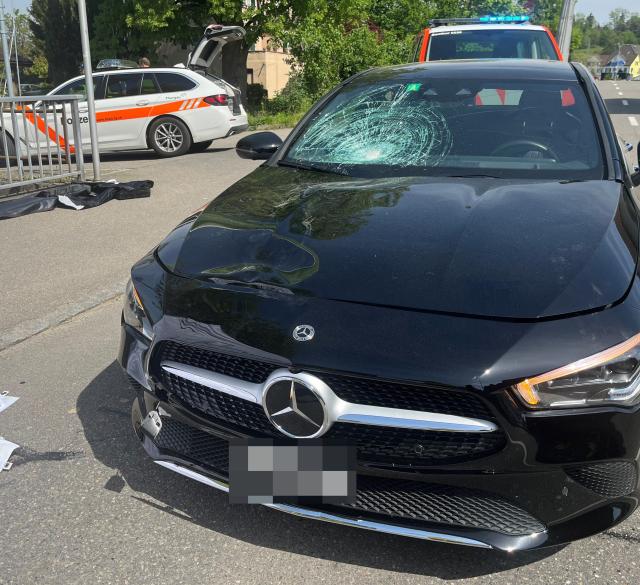 Autofahrer kollidiert mit Fussgänger in Schönenberg: 90-jähriger Schweizer stirbt bei Unfall - Blutprobe angeordnet - Polizei bittet um Zeugenaussagen dlvr.it/T6GnGG