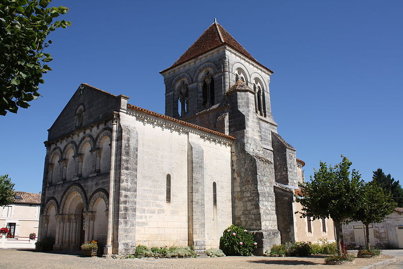 Eglise Saint-Martin à #SaintMartindeCoux (#CharenteMaritime) L'édifice comprend une nef voûtée sur arcs doubleaux reposant sur colonnes. Abside en cul de four. Le clocher est élevé sur la travée du choeur. Cons... Suite 👉 monumentum.fr/monument-histo… #Patrimoine #MonumentHistorique