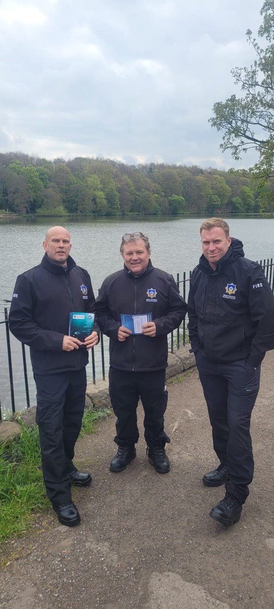 Wakefield Red Watch visited Newmillerdam at the weekend to speak to public about water safety #BeWaterAware @WYFRS