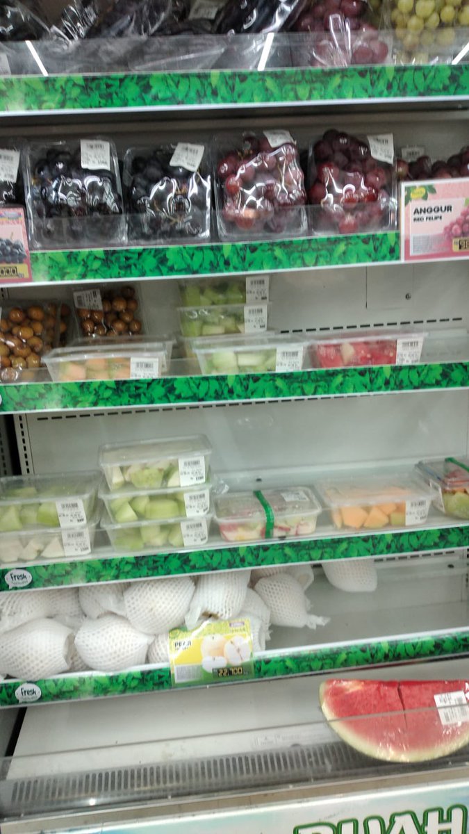 demi konsisten untuk makan buah setiap hari, aku rela ke indomaret malam malam 🌙