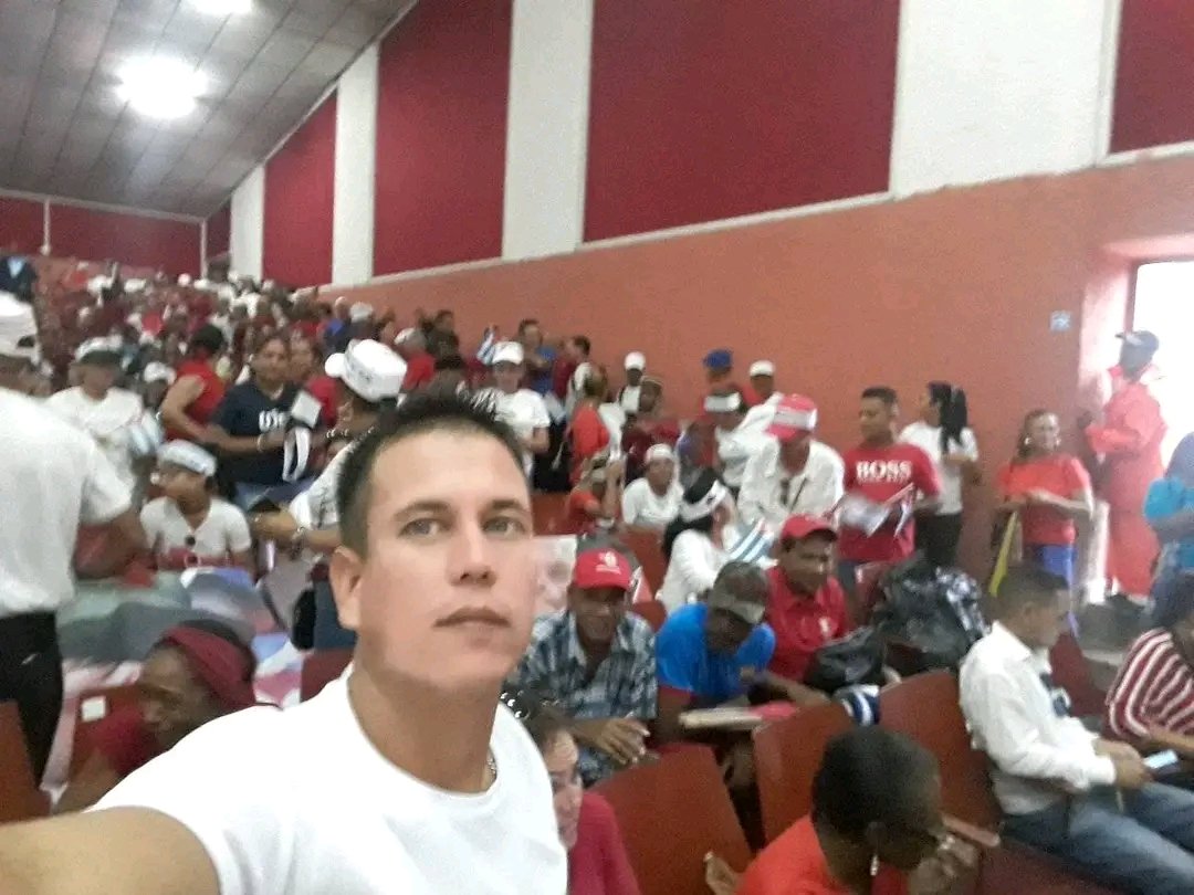 La lluvia no detuvo al proletariado en el municipio costero de #Niquero ; 
Con alegría, entusiasmo se celebró  este #1Mayo en el Cine Sierra Maestra. 
Muchas felicidades a todos los trabajadores.
#CreaTuFelicidad
#NiqueroPorMás 
#UnidosXCuba 
@YudelkisOrtizB 
@Yan