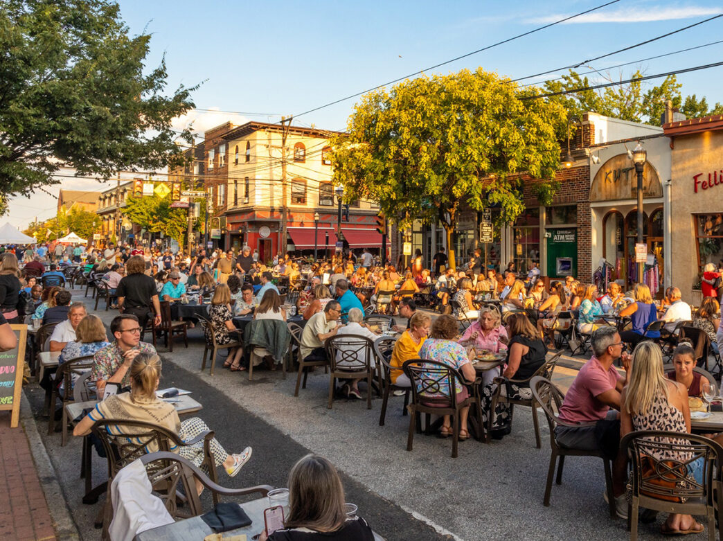 Enjoy alfresco dining, live music, and more at Dining Under the Stars in Media this spring and summer! Every Wednesday through September 25.'#visitphilly #thingstodoinphilly #phillyfoodies  
⬇️
vstphl.ly/mx7N1b