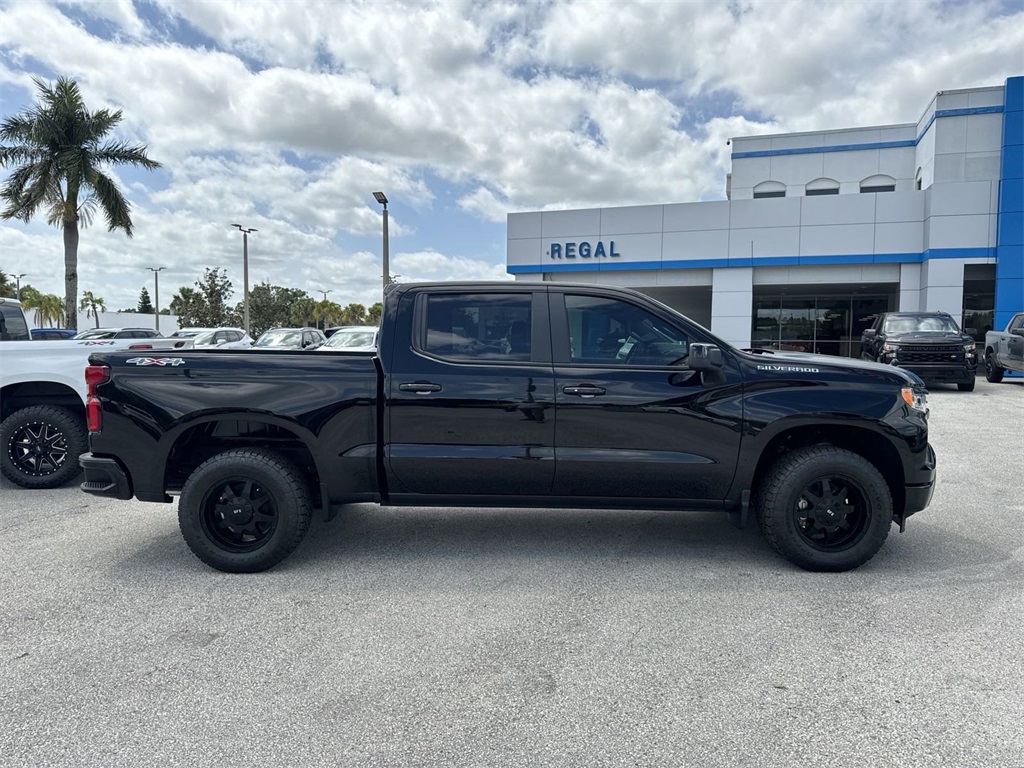 2024 Chevrolet Silverado 1500 with a fresh set of TR12 wheels! 

#gfx #gfxwheels #voxx #voxxwheels #builtbyvoxx #chevy #silverado #chevysilverado #truck #trucks #trucknation #newwheels