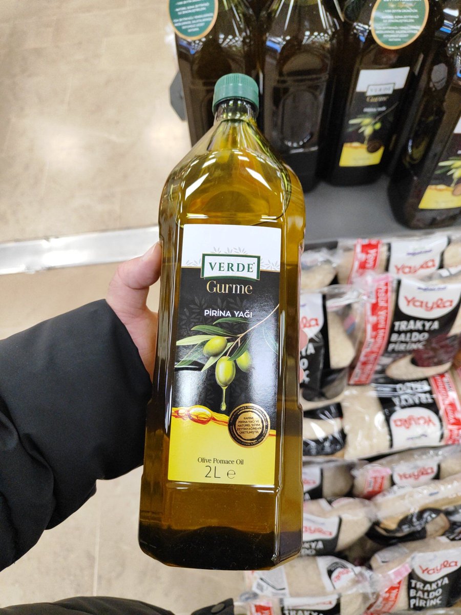 gidadedektifiTR's tweet image. Geçtiğimiz yıllarda tağşiş listelerinde ifşa edilen pirina yağı, artık market raflarında satılıyor!
Ürüne bir de lezzet ödülü almışlar!
Endüstride sabun yapımında kullanımıyla bilinen pirina yağı, zeytinyağı yapımından sonra kalan posadan elde ediliyor.
#NeYediğiniziBilin