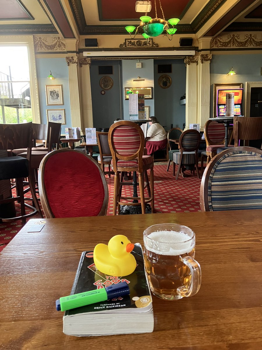 Pub 2780, Imperial, Exeter. Another stunning Spoons. What a tree, looks at the Orangery room 😍. Carpet has personality crisis but still an 8.5 easy. Nice ‘only live once / handled glass ‘ barman chat. Only thing let’s it down is bathwater pint. Dudley wants a swim 🤣