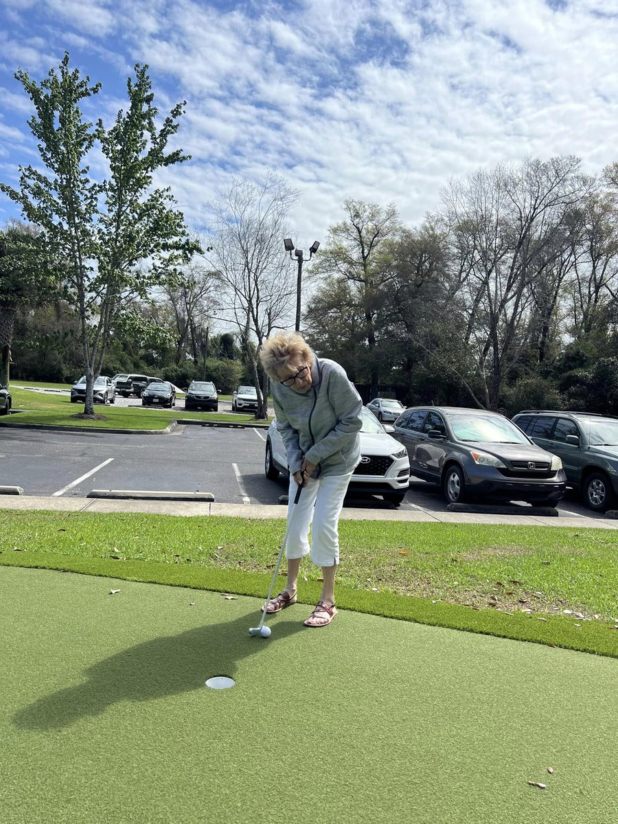 Tee time at Veranda's newest attraction: our fabulous putting green! 🏌️‍♂️Check out some our residents having a blast! Let's putt around and enjoy the beautiful surroundings together! See you on the green! 

#PuttingFun #SeniorLivingCommunity #ActiveLifestyle 🌳