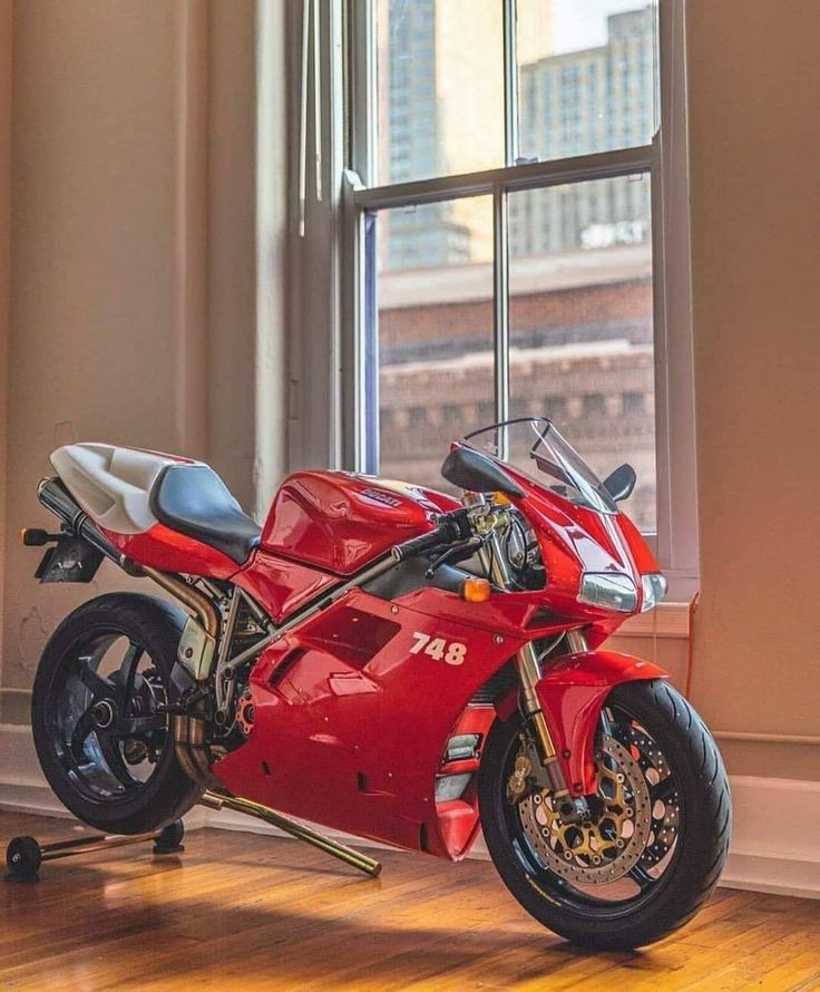 #Ducati 🇮🇹 748