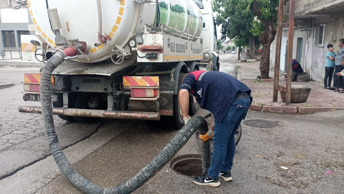 Su İşleri Müdürlüğü ekiplerimiz yağış öncesi ve sonrası mazgalların tıkanma ihtimaline karşı şehrimizin tüm mazgallarının temizlik çalışmalarını sürdürüyor. 🚜