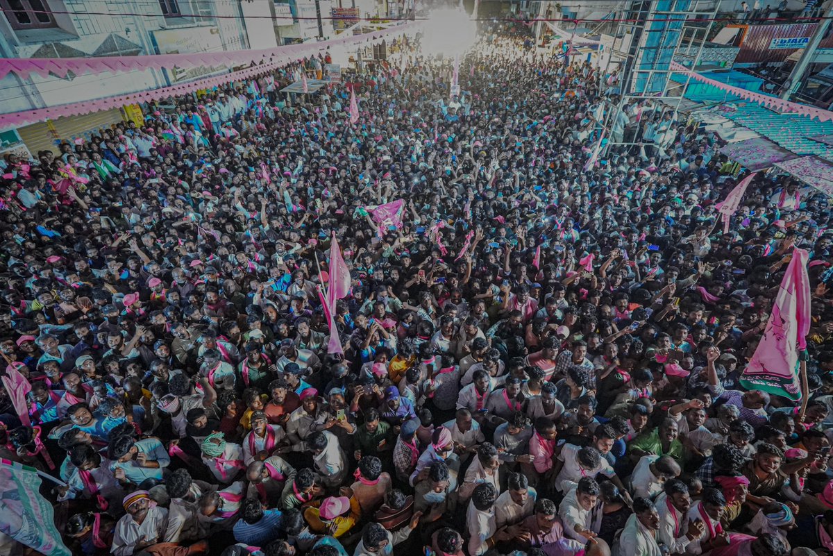 (In Pictures) Witness the Mammoth Crowd at the Road show of BRS Chief KCR in Mahabubabad. Thousands gathered to watch KCR speak at the event. 

BRS Party Mahabubabad MP Candidate Maloth Kavitha and former Minister, MLC Satyavathi Rathod were also present for the road show.…