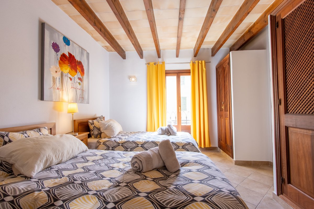 Casa Limones, Pollensa 🍋✨

Traditional charm meets modern comfort. This townhouse offers a prime location, just minutes away from restaurants, shops, and the main square. Spend your days exploring Pollensa's streets or lounging by the private swimming pool!