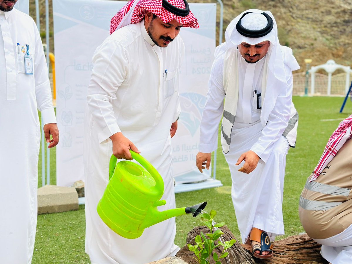 Alraithgov's tweet photo. وكيل محافظة #الريث علي بن موسى عسيري يدشن #مبادرة التوعية البيئية التي تنفذها الوحدة البيطرية بالمحافظة في #اسبوع_البيئة 2024 بحديقة الساحة الشعبية. https://t.co/Fvb6DZbyhh