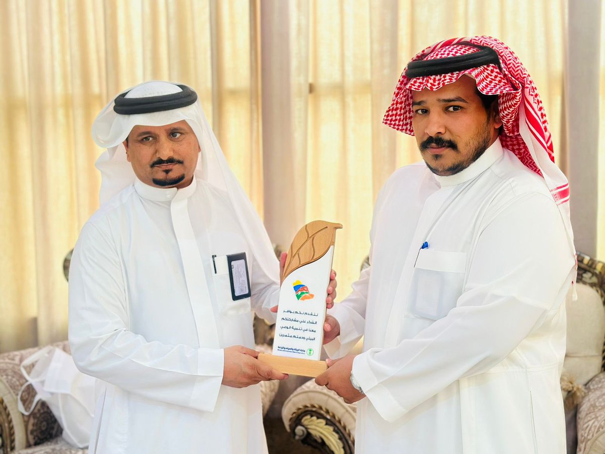 Alraithgov's tweet photo. وكيل محافظة #الريث علي بن موسى عسيري يدشن #مبادرة التوعية البيئية التي تنفذها الوحدة البيطرية بالمحافظة في #اسبوع_البيئة 2024 بحديقة الساحة الشعبية. https://t.co/Fvb6DZbyhh