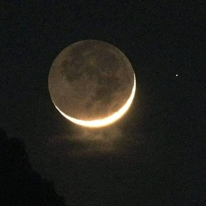 “Claro que salir de noche a mirar la Luna es un buen plan”. ❤️‍🩹✨