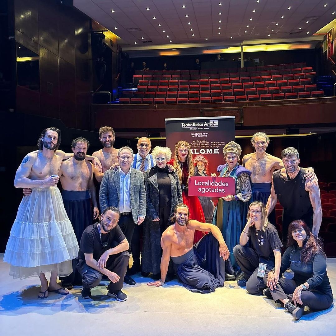 Fotos preciosas del dia de ayer  de @sergiomurlopez con @maguimira 
y sus compañeros en el estreno de Salomé en el @TeatroBellasArt 

📸 @JCimarro